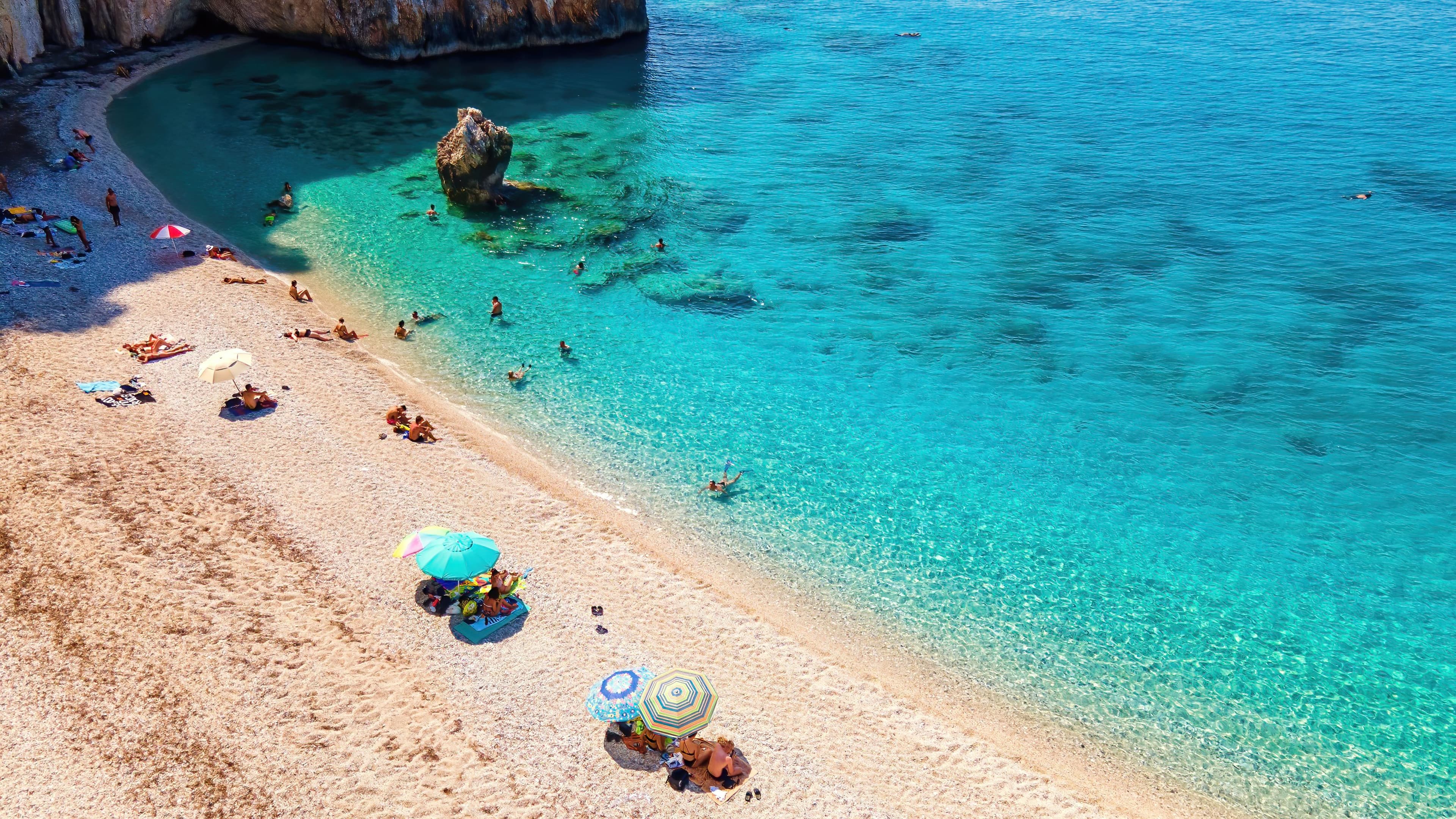 Plage avec peu de touristes