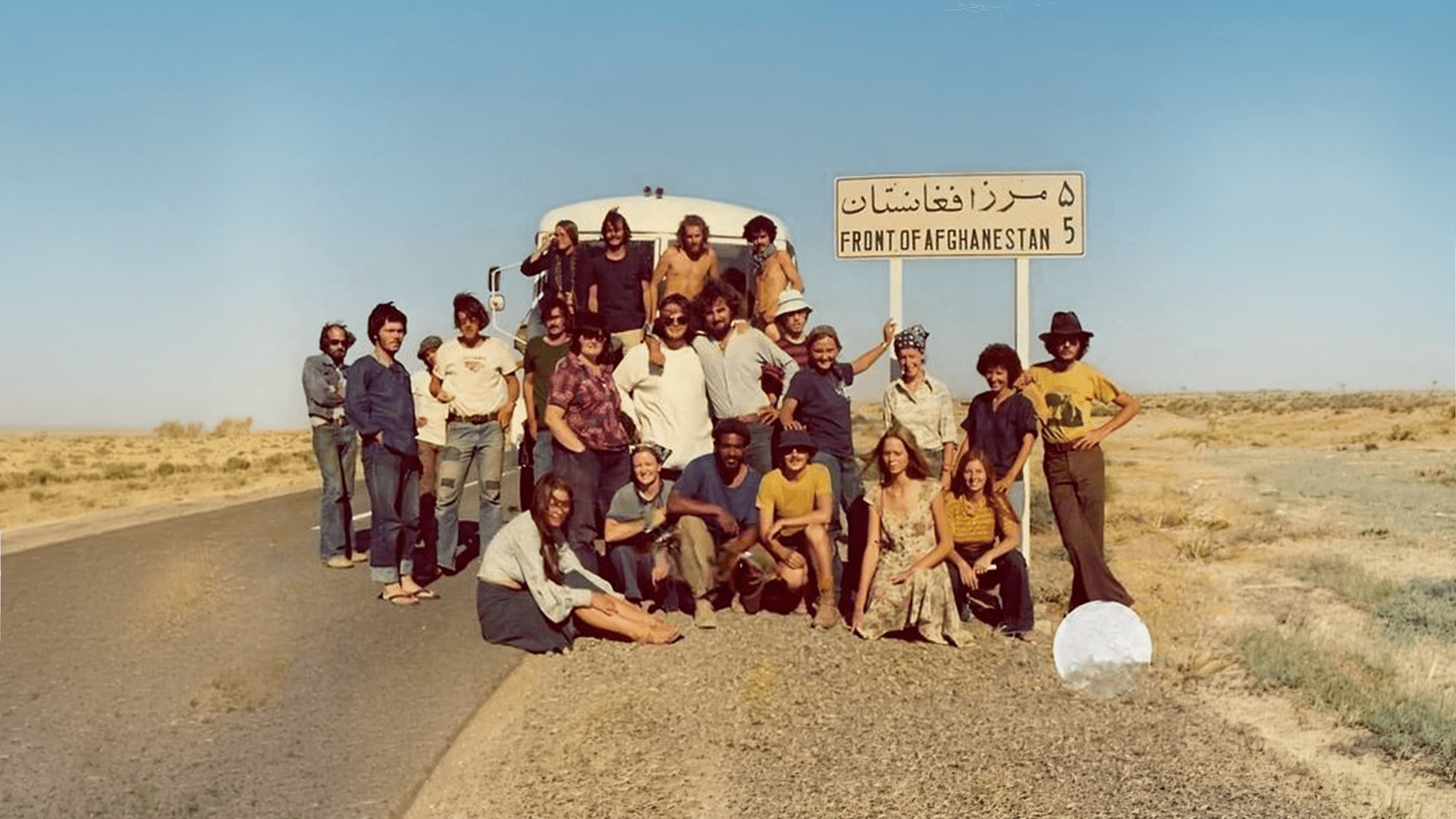 Photo du film Sur la route de Katmandou - groupe de jeunes voyageurs sur une route de l'Afghanistan dans les années 70