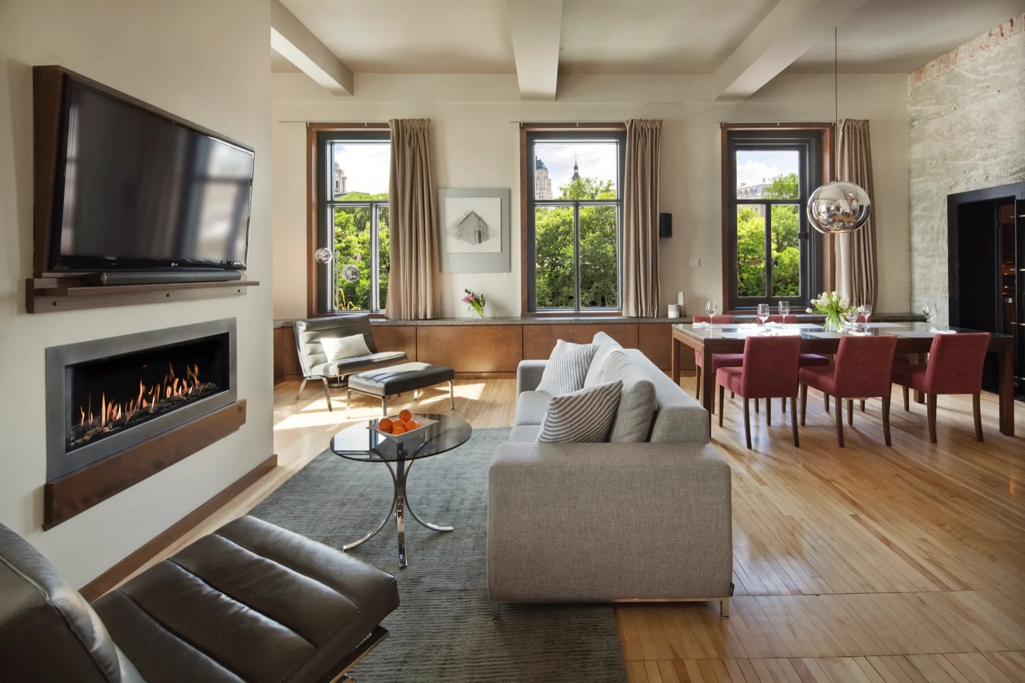 Suite lumineuse avec foyer et salle à manger de l’Hôtel 71.