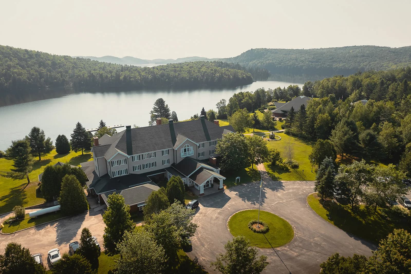 Vue aérienne de l’Auberge du Lac-à-l’Eau-Claire au bord du lac.