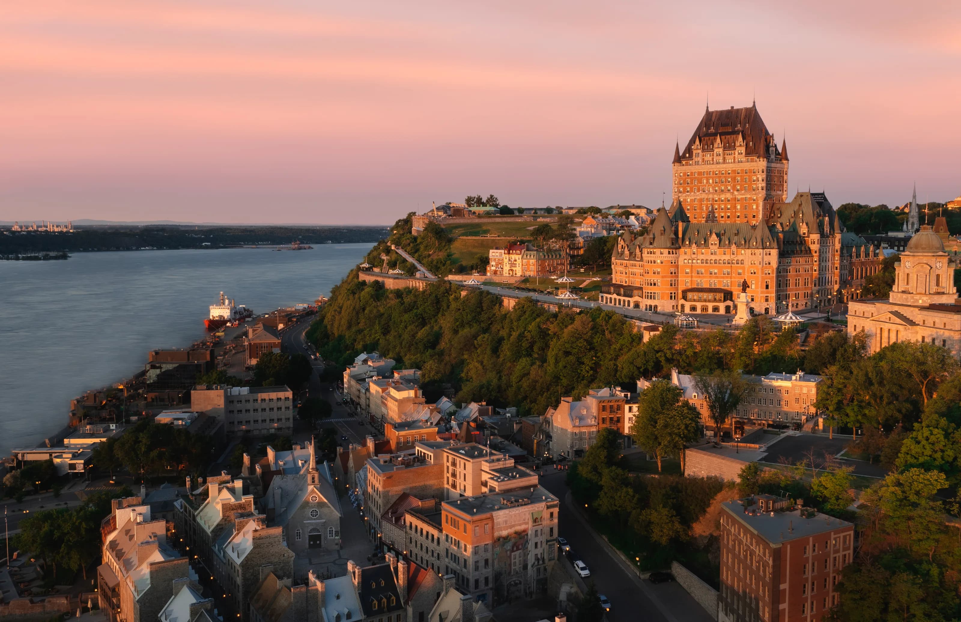 Château Frontenac et Vieux-Québec au coucher du soleil.