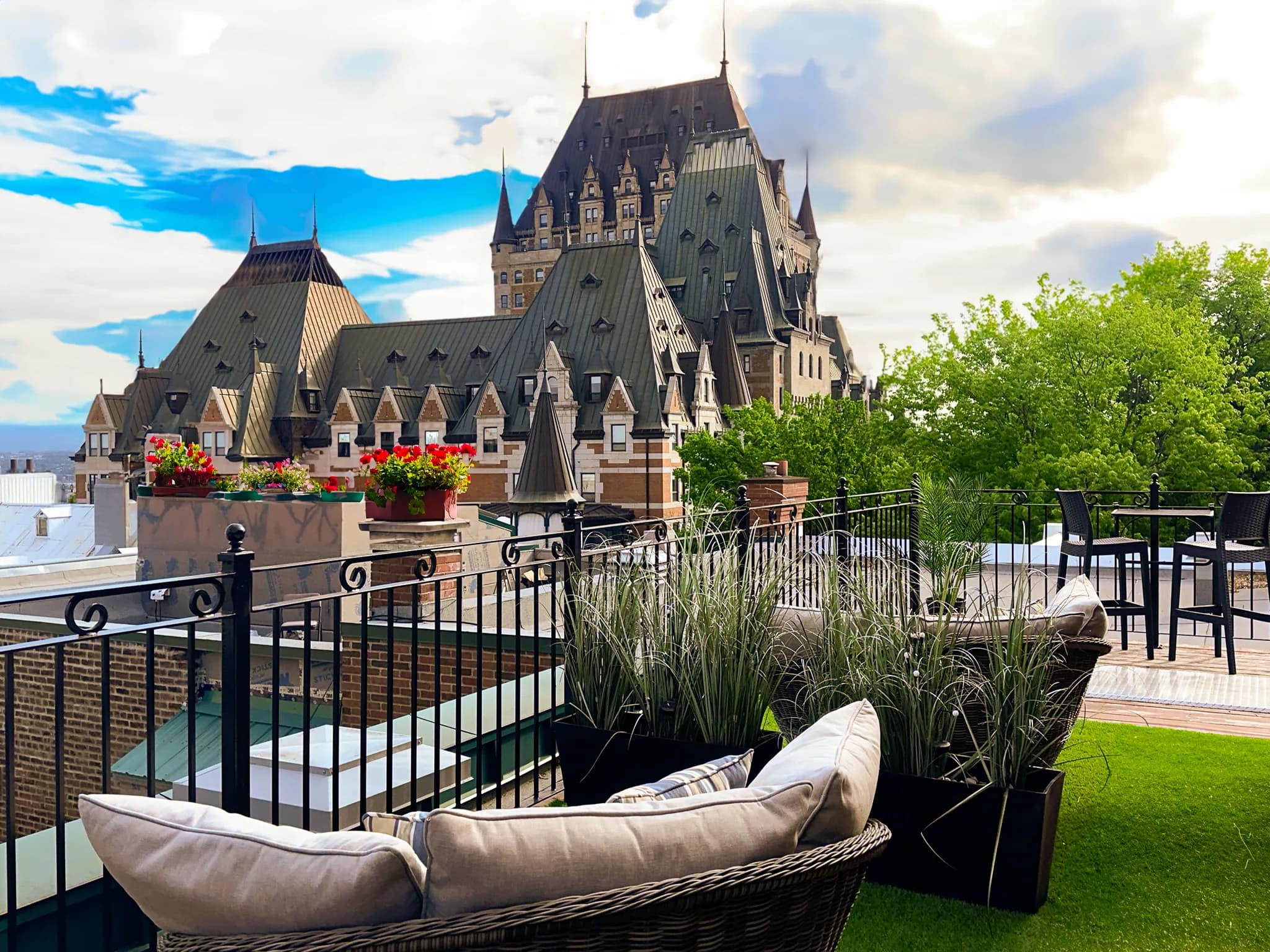 Terrasse de l’Hôtel Manoir Vieux-Québec avec vue sur le Château Frontenac.
