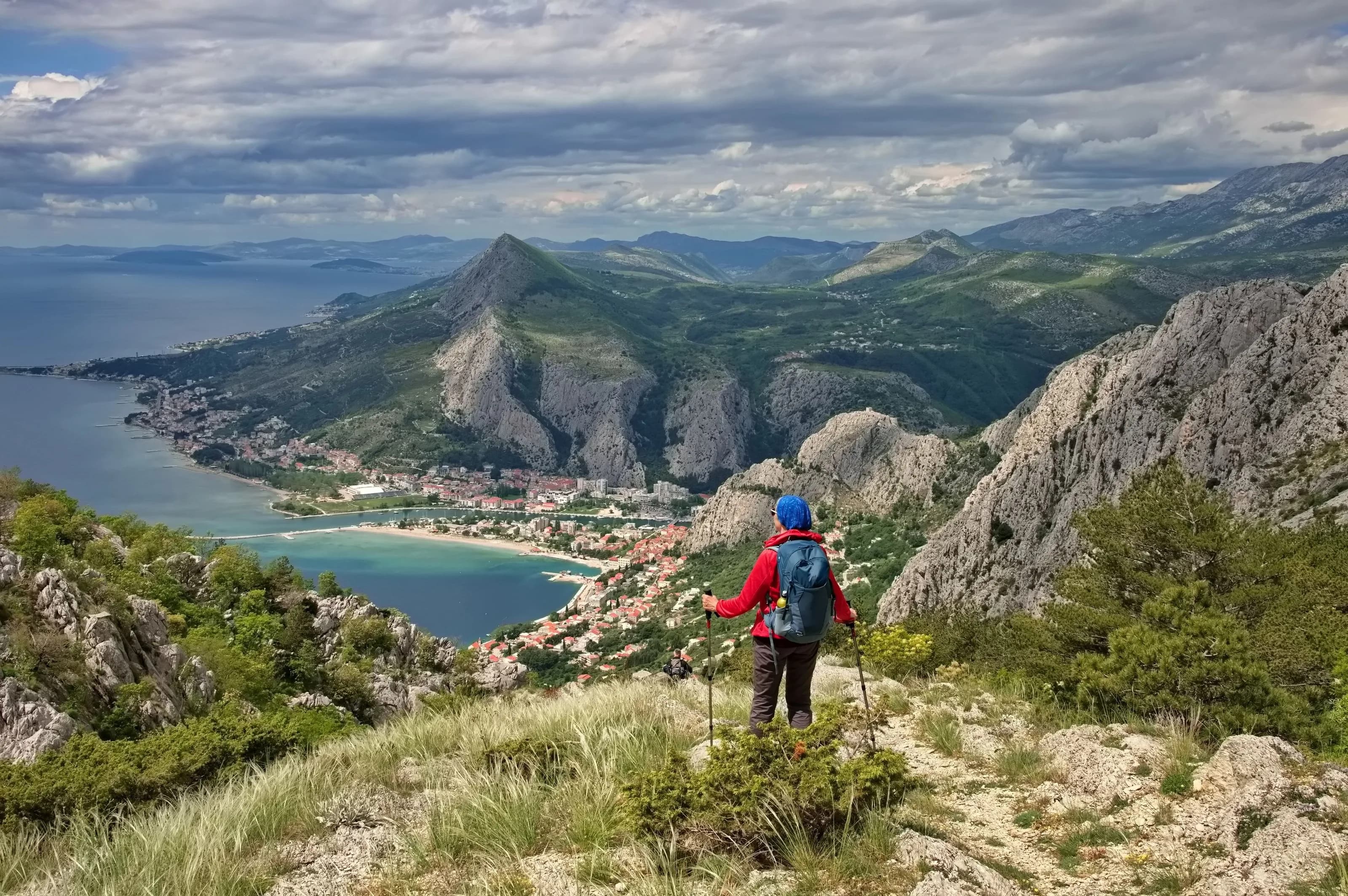 personne qui randonne dans les montagnes