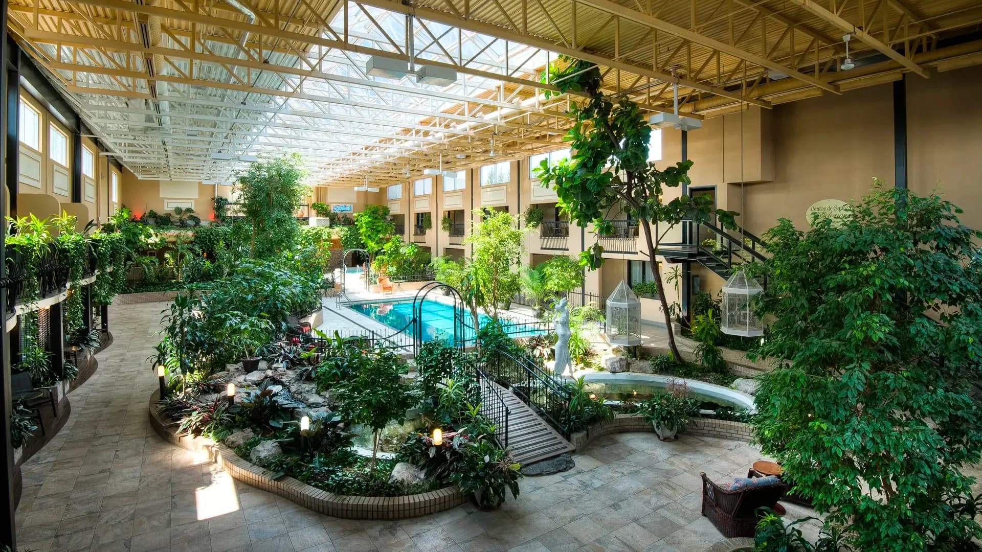Jardin intérieur avec piscine de l’Hôtel L’Oiselière.