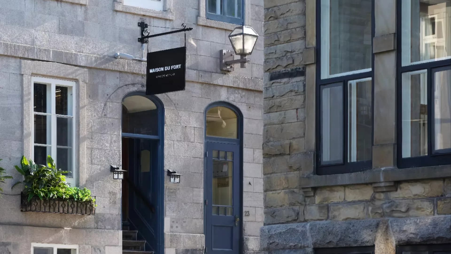 Entrée de la Maison du Fort dans le Vieux-Québec.